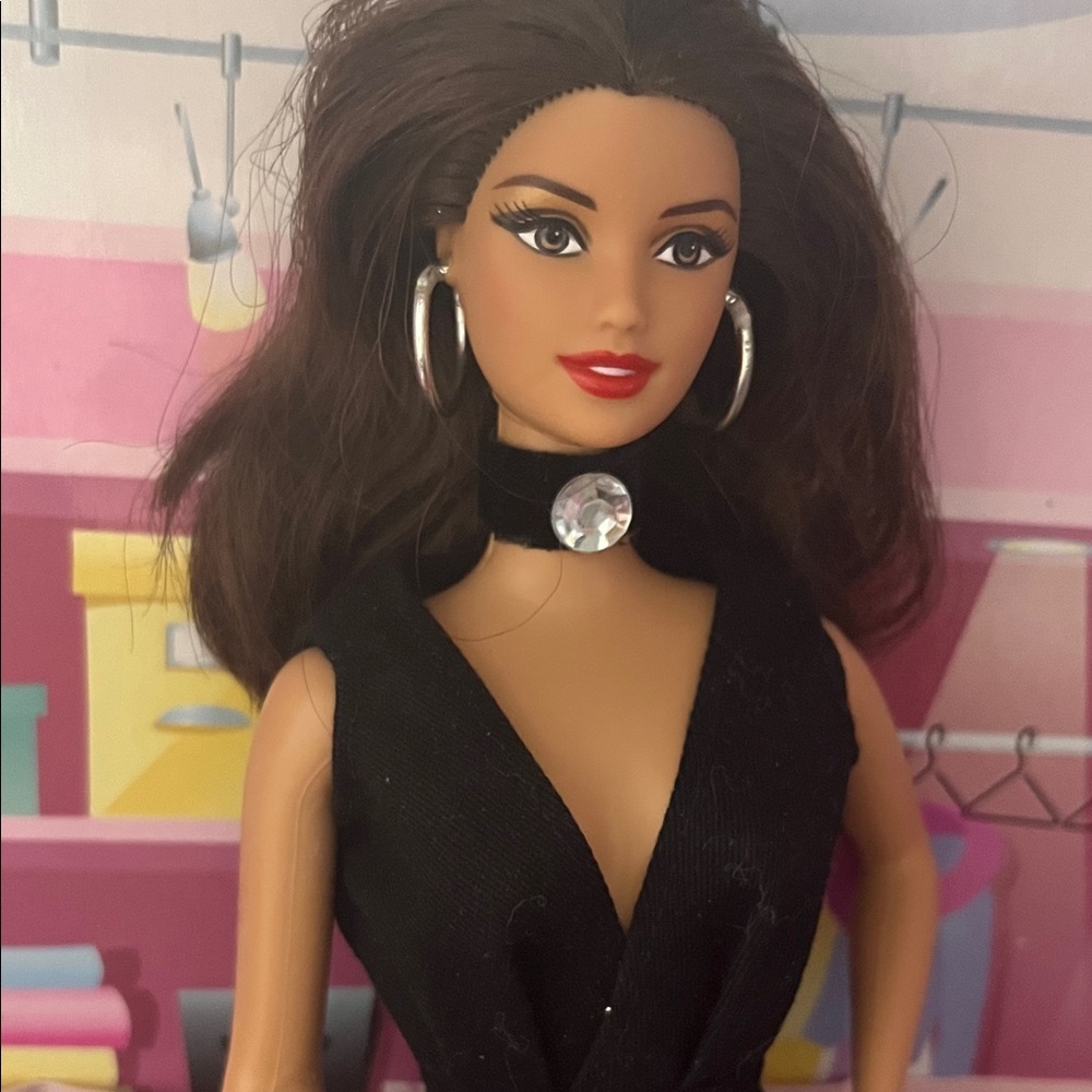 Barbie with Elegant Black Dress, necklace, earrings and matching shoes! - Picture 3 of 7